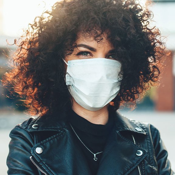 Eine Frau trägt eine Mund-Nase-Bedeckung